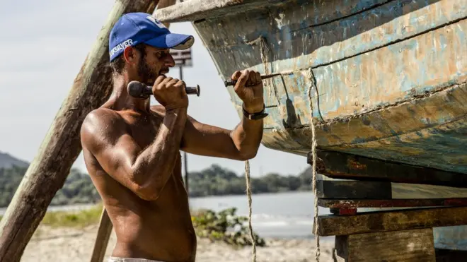 Wladimir, pescador artesanalcasa de apostas 777Ubatuba, calafetando seu barco