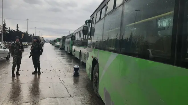 Первая колонна автобусов с повстанцами покинула восточный Алеппо