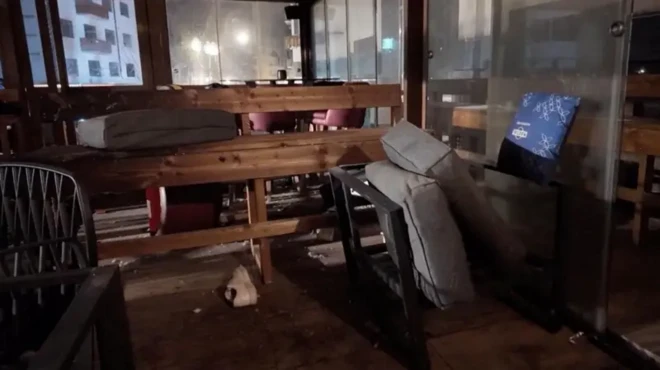 L'image montre la terrasse du bar Le Constellation. On y aperçoit des chaises, des bancs et leurs coussins éparpillés. On pense que l'incendie s'est déclaré à un étage inférieur.