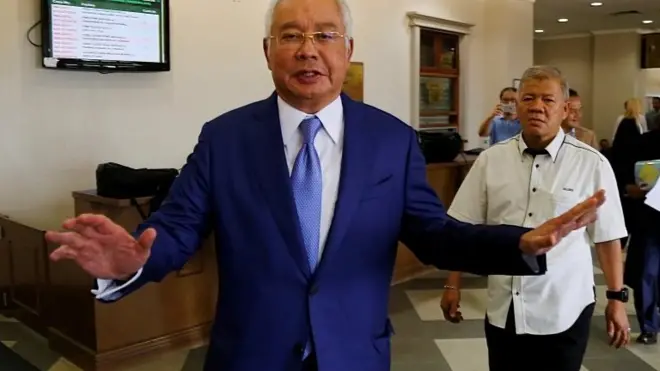 Mantan Perdana Menteri Malaysia Najib Razak di antara kasusnya di Pengadilan Tinggi Kuala Lumpur (28/08).