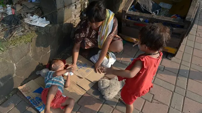 Kendati jumlah penduduk di bawah garis kemiskinan menurun sejak 2000, manfaat dari pertumbuhan ekonomi di Indonesia tidak tersebar secara merata, menurut temuan Oxfam dan INFID.