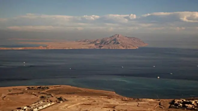 Pulau Tiran (depan) dan Sanafir (belakang) hanya didiamin aparat militer Mesir dan pasukan penjaga perdamaian internasional.