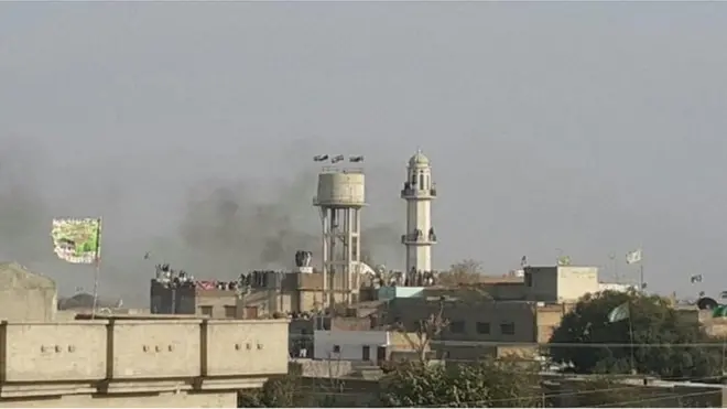 احمدی برادری کا کہنا ہے کہ مقامی مسلمان گروہ نے پیغمر اسلام کی ولادت کے موقع پر اس 100 پرانی مسجد پر قبضہ کرنے کے لیے مہم چلا رکھی تھی