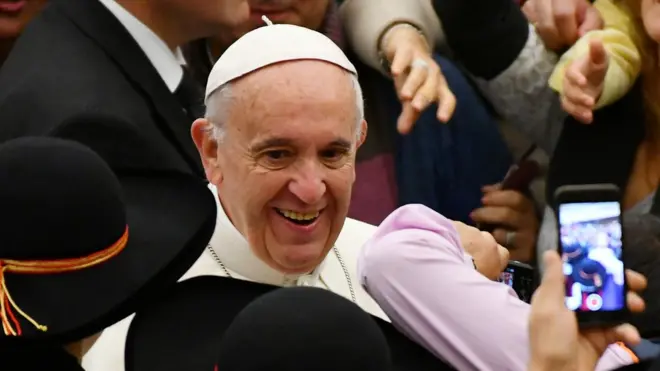 Понтифик сравнил потребление обществом фейковых новостей со склонностью к копрофагии