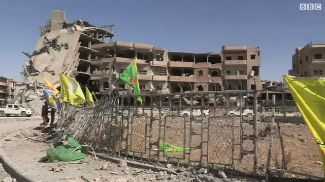 أعلنت قوات سوريا الديمقراطية السيطرة الكاملة على مدينة الرقة السورية وطرد مسلحي تنظيم الدولة الإسلامية منها، وهو ما أكده المرصد السوري لحقوق الإنسان.