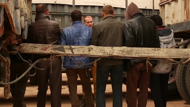 BBC muhabiri Quentin Sommerville, IŞİD militanlarını Rakka'nın dışına taşıyan konvoydaki kamyonların şoförleriyle görüştü.