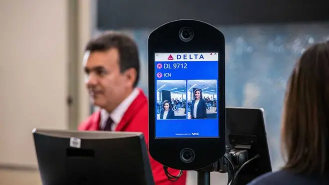 El sistema acelera el proceso de check-in, pero algunos lo consideran invasivo.