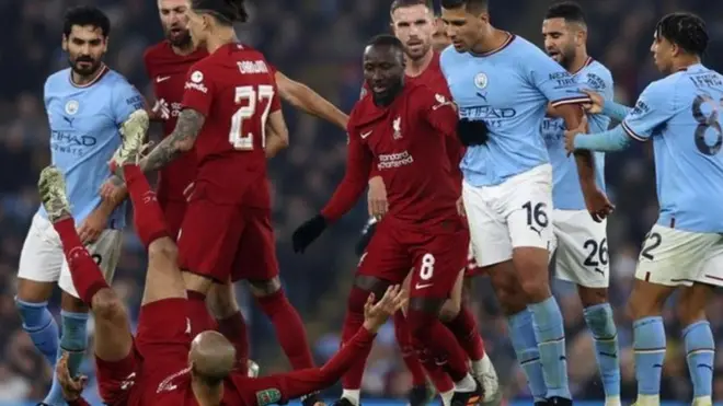 المباراة التي أقيمت على ملعب الاتحاد كانت مليئة بالمشاحنات، بما في ذلك هذه اللقطة في الشوط الثاني والتي شهدت سقوط فابينيو على الأرض