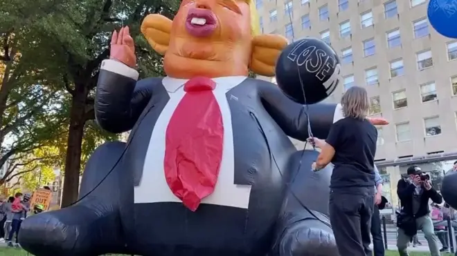 Надувная фигура Дональда Трампа