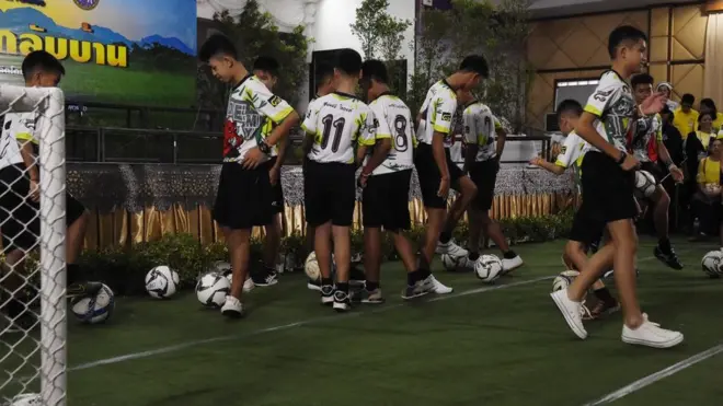 Dečaci na konferenciji za novinare