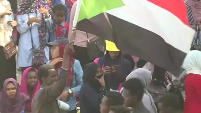 آلاف المتظاهرين السودانيين يتوافدون على ساحة الاعتصام