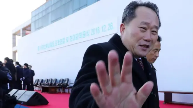 2018년 12월 26일 북한 개성시 판문역에서 열린 남북 동서해선 철도, 도로 연결 및 현대화 착공식에 참석한 북한 리선권 외무상