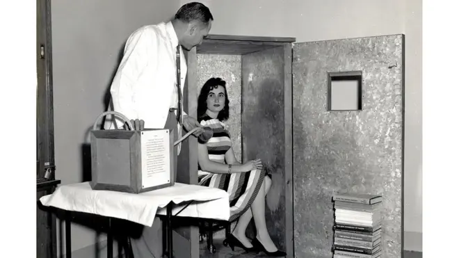 Rajhov orgonski akumulator bio je ormar napravljen tako da osoba može da sedi u njemu i upija misterioznu životnu silu univerzuma