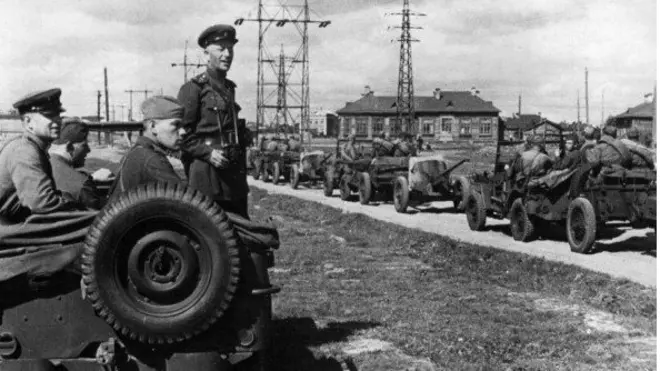 Радянський офіцер спостерігає за колоною джипів, які США поставили СРСР в рамках ленд-лізу