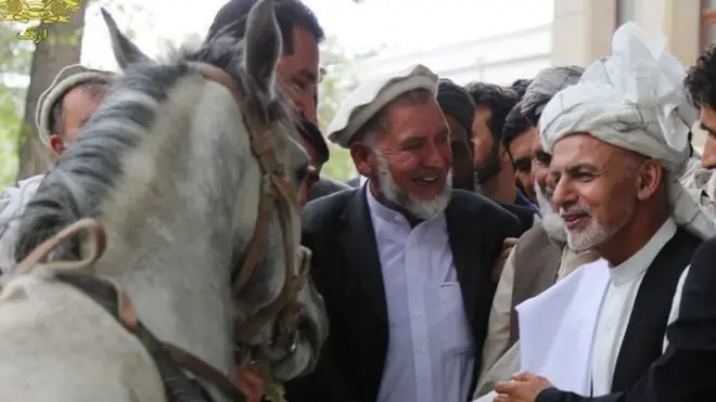 دا اس په ولسمشرۍ ماڼۍ کې اشرف غني ته ورکړل شوی