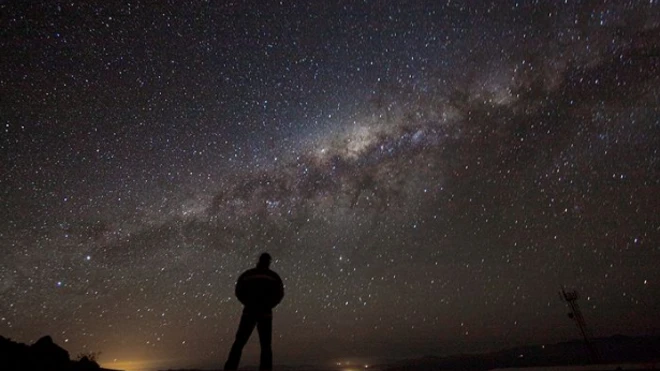 ท้องฟ้ายามราตรีเผยให้เห็นทางช้างเผือก ที่หอสังเกตการณ์ดาราศาสตร์ยุโรปประจำซีกโลกใต้ (ESO) ในประเทศชิลี