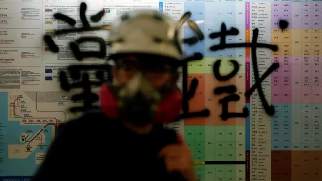 港鐵被指協助警方對付示威者。