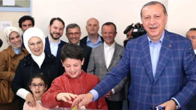 Erdogan iyo xaaskiisa oo codkooda dhiibtay