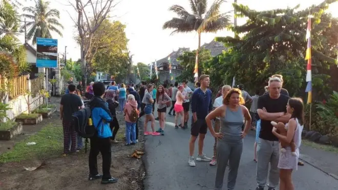 Wisatawan asing berhamburan keluar hotel Rinjani Lodge pada Minggu (29/07) pagi, setelah gempa mengguncang.