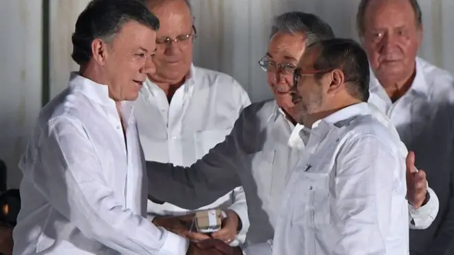 Abaalmarin caalami ah oo la siiyay madaxweynaha Colombia