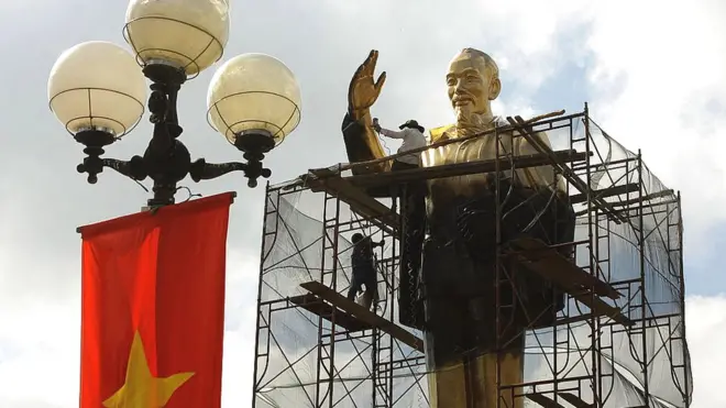 Tượng đài cố Chủ tịch VN Hồ Chí Minh tại Cần Thơ