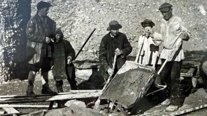 Переселенцы, занятые на строительстве магистрального канала. Все работы проводятся под надзором бдительного работника НКВД