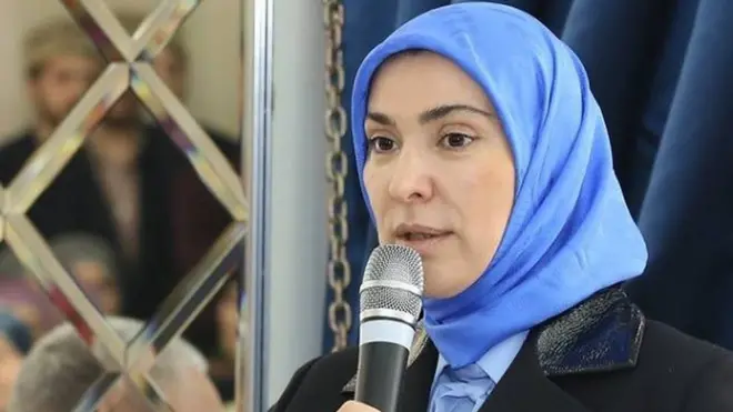 Aina Gamzatova memastikan pencalonannya di hadapan para pendukung.