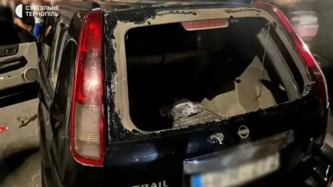 Пошкоджений службовий автомобіль співробітників центру ТЦК в Тернополі
