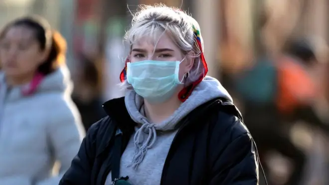 માસ્ક સાથે મહિલાની તસવીર