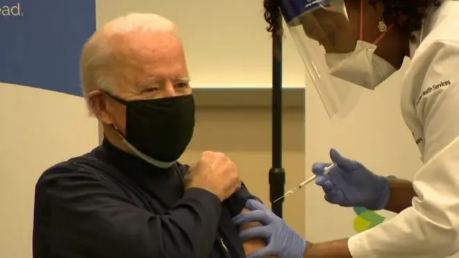 بايدن وهو يتلقى اللقاح: لا داعي للقلق