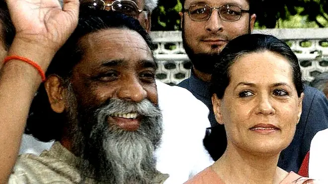 2004 में तत्कालीन जेएमएम प्रमुख शिबू सोरेन और तत्कालीन कांग्रेस अध्यक्ष सोनिया गांधी. दोनों पार्टियों ने 2005 झारखंड विधानसभा चुनाव साथ लड़ा था.