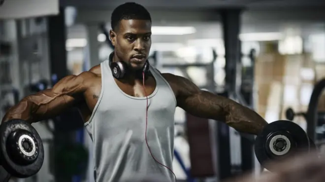 Homme qui fait de la musculation