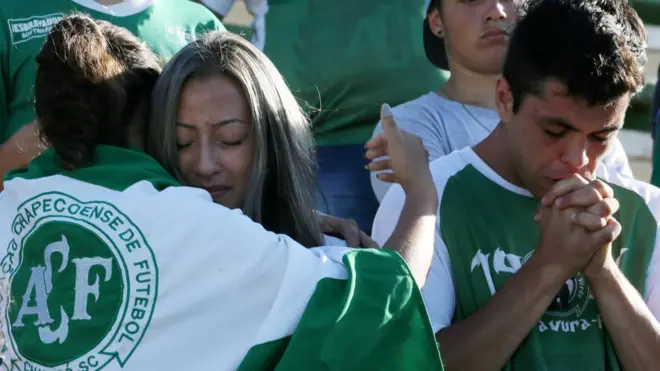 Pendukung Chapecoense berduka di stadion mereka, Arena Conda, di Chapeco.