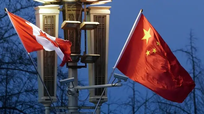 中国外交部先后召见加拿大及美国大使提出抗议，声言如果加方不释放孟晚舟，"必将造成严重后果"。中国官方媒体新华社、《人民日报》、《环球时报》均发文批评加拿大侵犯中国人权益。
