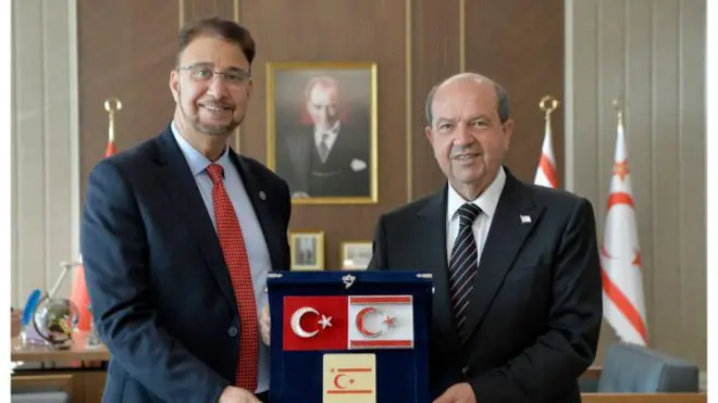 Ersin tatar Afzal Khan'a plaket veriyor