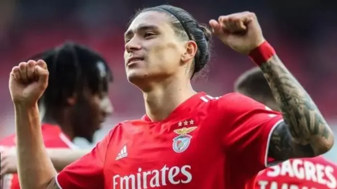 أعطى حكم اللقاء البطاقة الحمراء لمهاجم ليفربول داروين نونيز في الدقيقة 57 من المباراة