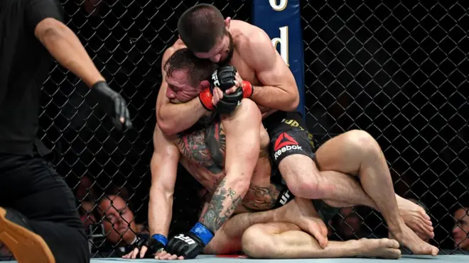 Nurmagomedov wuxuu qoor sagaaro ku qabtay Conor McGregor wareeggii afaraad ilaa uu McGregor is dhiibay