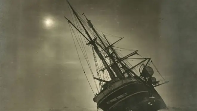 Los bloques de hielo del Mar de Weddell impulsados por el viento comprimieron y destrozaron al Endurance, el barco del explorador Ernest Shackleton.