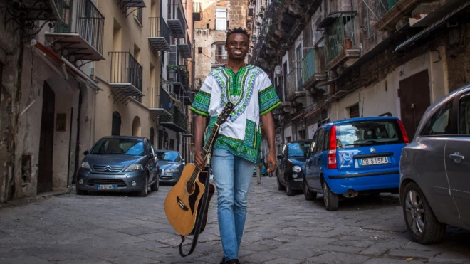 Le Nigérian Chris Obehi a reçu le prix musical le plus prestigieux de Sicile au début de cette année
