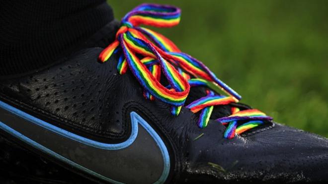 Uma botabet sportsdarodada comfutebol com cadarços nas cores do arco-íris