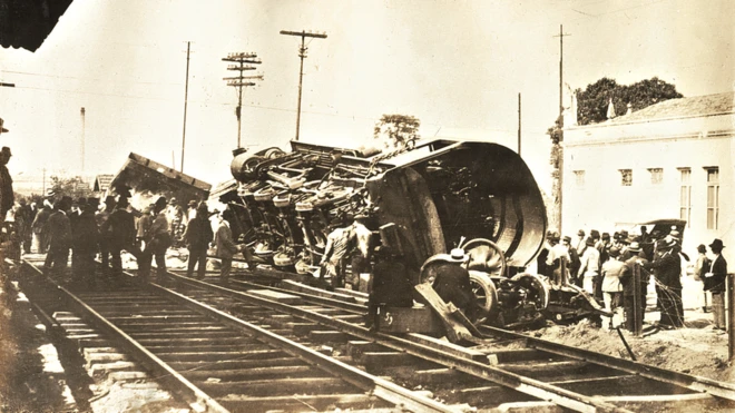 Locomotiva arrancada dos trilhosjogos de lutameio à revolução