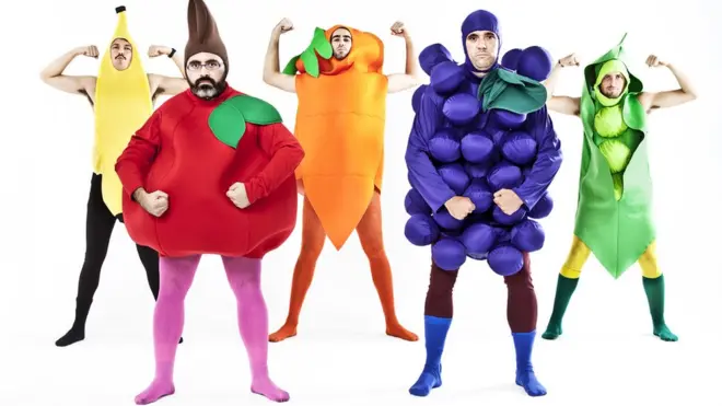 Adultos disfrazados de frutas.