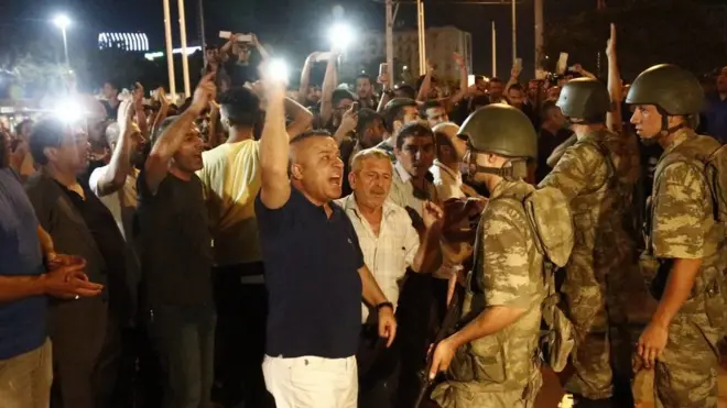 Manifestantes enfrentándose a los militares.