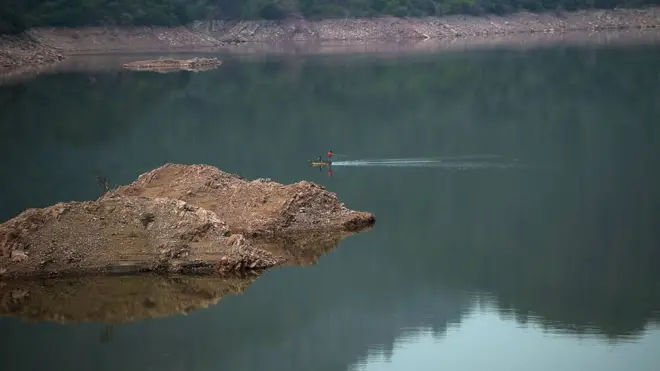 پاکستان میں 15 میٹر سے زیادہ بلند ڈیموں کی تعداد 150 ہے جس میں تربیلا اور منگلا سب سے پرانے ہیں جو کہ بالترتیب 1974 اور 1967 میں مکمل ہوئے تھے