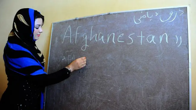 افغانه ټولنه کې ډېرى ميندې او پلرونه هڅه کوي چې لور یې ډاکټره یا معلمه شي