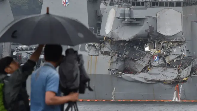 一支电视摄制队在日本横须贺美国舰队基地外拍摄被撞的菲兹杰拉德号（18/6/2017）