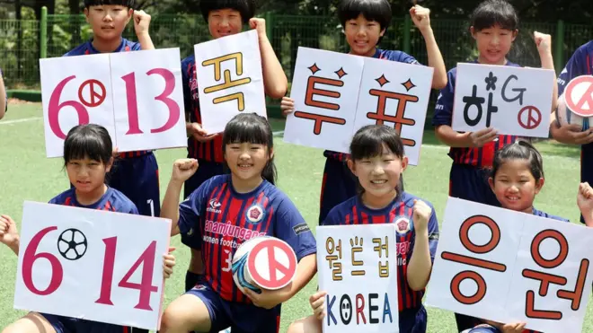 하남중앙초등학교 여자축구부원들이 선거관리위원회와 함께 지방선거에 투표 참여후 오는 14일부터 열리는 월드컵에서 대한민국을 응원하자는 캠페인을 벌이고 있다