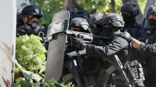 Sejumlah anggota Detasemen Gegana Satbrimob Polda Jatim bersiap masuk ke dalam Asrama Mahasiswa Papua di Jalan Kalasan 10, Surabaya, Jawa Timur, Sabtu (17/08).