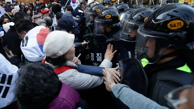 Maisstörung bwin20 mil policiais foram mobilizados para isolar os prédios do governo na capital Seoul depois do anúncio do veredicto.