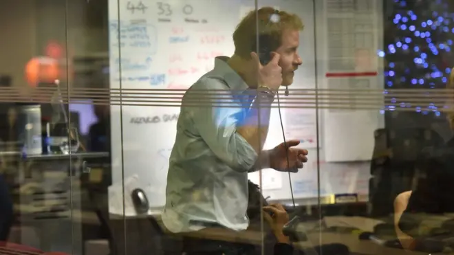 哈里王子说他主持的内容都是需要外界反思的题目，对自己可以有这个平台做这些事情感到十分"幸运"